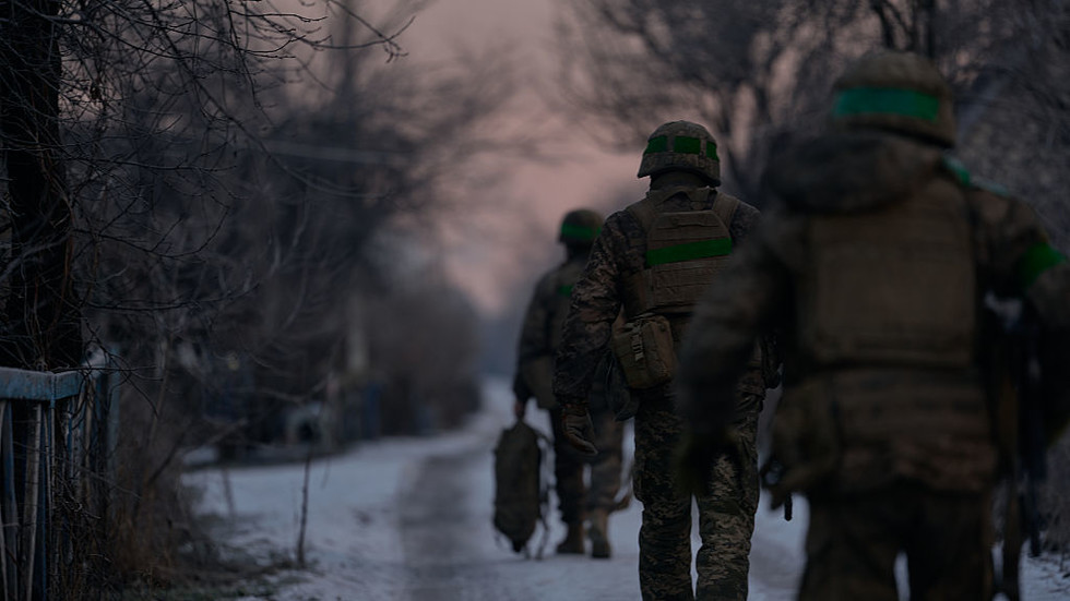 Менее 10% украинских военнослужащих вступают в военную службу добровольно – народный депутат — RT Россия и бывший СССР